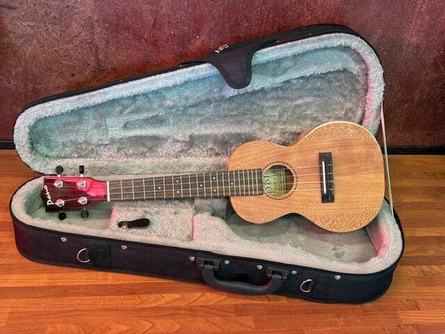 Vähän käytetty Pono MCD ukulele+laukku+tarvikkeet